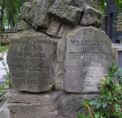 Cmentarz katolicki al. Kobylińskiego
Nagrobek por. Chmielewskiego tablice rosyjska i polska.
