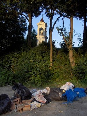 Płockie grzechy
Pod pomnikami składamy kwiaty, pod kapliczką śmieci. Dzikie wysypisko na ul. Parowa.
