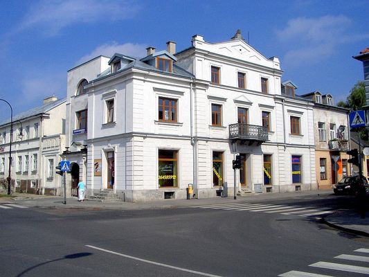 Kamienica narożna
Skrzyżowanie ulic: Bielskiej i Sienkiewicza.
