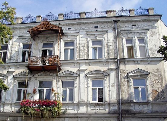 Ozdobne żelastwo
Zachowało się na kamienicy przy ul. Sienkiewicza.
