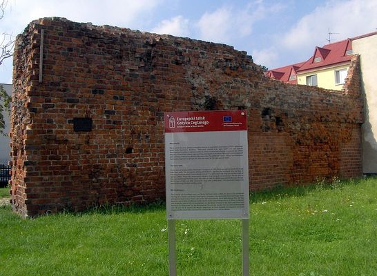 Mur na europejskim szlaku gotyku ceglanego
Największy zachowany fragment średniowiecznego muru obronnego.
