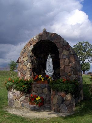 WOŹNIKI
Grota, kapliczka obok kościoła.
Słowa kluczowe: Woźniki