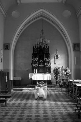 Kaplica cmentarna przy al. Kobylińskiego.
