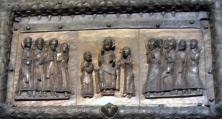 DRZWI PŁOCKIE - detal
Chrystus z apostolami i matką - górna, trzyczęściowa kwatera lewego skrzydła.
Część środkowa - Chrystus między Piotrem i Pawłem.
Część lewa - sześciu apostołów i Maria, pierwsza z prawej.
Część prawa - pozosałych sześciu apostołów.
Słowa kluczowe: Płock katedra drzwi