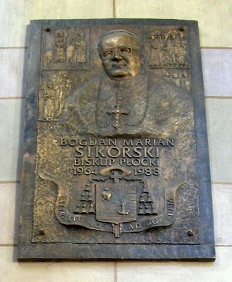 Tablica pamiątkowa w katedrze.
78 biskup płocki Bogdan Marian Sikorski.
Słowa kluczowe: katedra biskup Sikorski