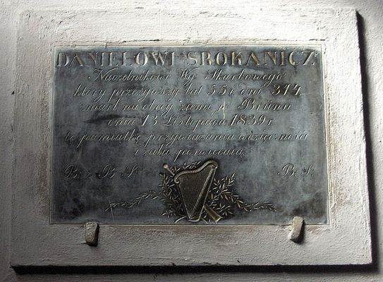 Epitafium z bocznej kruchty katedry
Tablica upamiętniająca Daniela Srokanicza Naczelnika Wy[działu] Skarbowego.
Słowa kluczowe: katedra epitafium