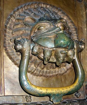 DRZWI PŁOCKIE - detal
Kołatka z lewego skrzydla. Głowa lwa - Lucyfera, widziana z półprofilu.
Słowa kluczowe: katedra drzwi_płockie