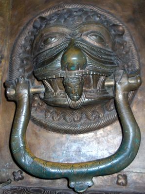 DRZWI PŁOCKIE - detal
Kołatka prawego skrzydła, w paszczy lwa widoczna tylko jedna głowa.
Słowa kluczowe: katedra drzwi