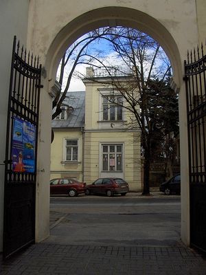 Brama z widokiem
Ulica Kościuszki, brama książnicy.
