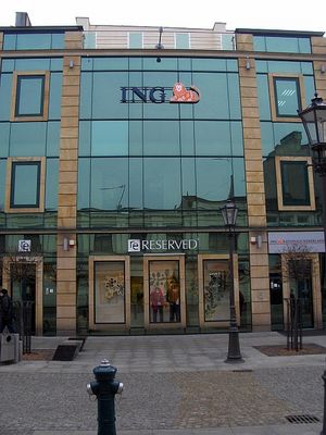 Lustrzany dom
 Tumska staje się ulicą banków i firm ubezpieczeniowych.
