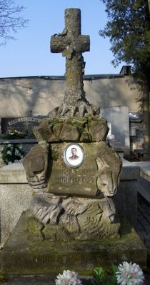 "DROGIEMU ANDRZEJOWI KOLEDZY"
Nagrobek Andrzeja Miłoszewskiego, ucznia VII klasy Gimnazjum Płockiego. Cmentarz przy Kobylińskiego.
