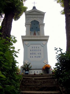 Kapliczka nad Parową
Po blisko dwóch latach od restauracji kapliczki uzupełniono brakujący napis.
