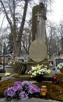 Śp. Stanisław Ratajski inżynier konduktor powiatu plockiego żył lat 57 zm. 20 kwietnia 1861 r.
Ładny stary nagrobek i intrygujący urząd piastowany przez zmarłego - konduktor powiatu. Wątpliwości budzi rok zgonu, może źle odcyfrowany?
Słowa kluczowe: cmentarz katolicki