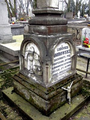 Ludovico Borowski
Prawdopodobnie jedyny na cmentarzu katolickim nagrobek opisany po łacinie wiadomo, że pochowano tutaj zacnego kapłana w 1885 r. Może ktoś biegły w łacinie przetłumaczy co napisano tablicy nagrobnej.
Słowa kluczowe: cmentarz katolicki