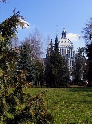 Mariawicka katedra
widziana zza ogrodzenia od strony Wisły.
