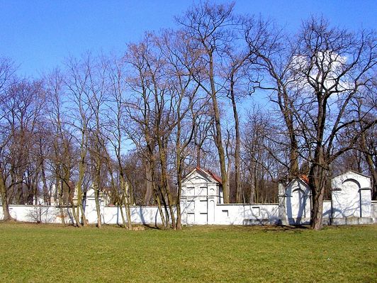 Stary cmentarz katolicki
widziany od strony ul. Kazimierza Wielkiego, pierwotnie była to ul. Dobrzyńska i od tej strony było główne wejście na cmentarz.
Słowa kluczowe: Plock stary cmentarz