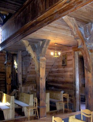 Zakrzewo Kościelne
Drewniane kolumny, podtrzymujące chór.
Słowa kluczowe: Zakrzewo Kościelne