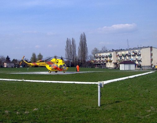 Sokół wylądował
Śmigłowiec ratowniczy na lądowisku obok szpitala na Winiarach.
