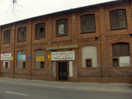 Galeria przy ul. Nowowiejskiego
Stary magazyn zamieniony na galerię.
