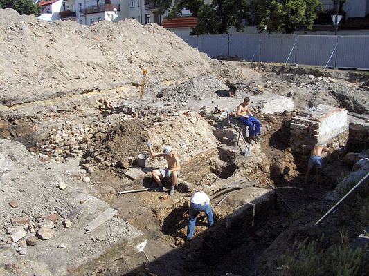 W poszukiwaniu historii Płocka
Wykopaliska na Placu 13 Straconych
Słowa kluczowe: Płock wykopaliska