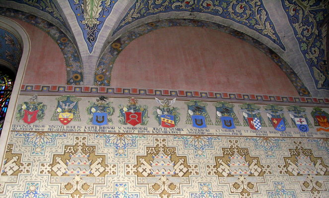 KATEDRA - POLICHROMIA
Fryz herbowy biskupów płockich - część końcowa.
Słowa kluczowe: katedra polichromia fryz herb biskup