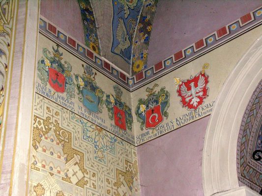 KATEDRA -  POLICHROMIA
Fryz herbowy biskupów płockich - część narożna przy kaplicy św. Rodziny.
Słowa kluczowe: katedra polichromia fryz herb biskup