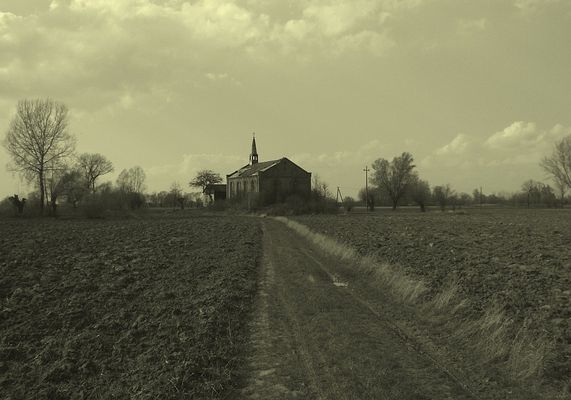 Nowy Wiączemin
Na życzenie, lekko przycięte niebo, cz.b. a nawet postarzone.

Eksperyment
