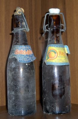 Piwniczne wykopaliska
Stare butelki po płockich napojach: "Quick-Cola" i "Herbavit" z wytwórni Wojciecha Pięty. Prawdopodobnie z końca lat 70-tych ub. wieku
