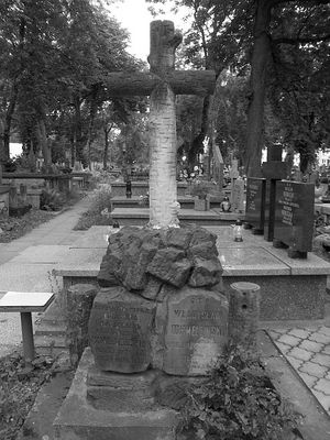 Cmentarz katolicki
Dziewiętnastowieczny, dwujęzyczny nagrobek por. Władysława Chmielewskiego.
