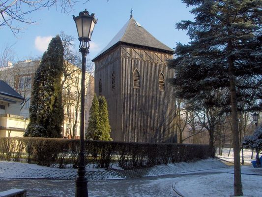 Górki Dominikańskie
Placyk przed kościołem z latarnią , dzwonnicą i roślinnością.
