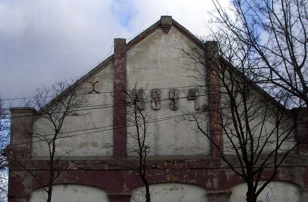 1894
Szczyt zabytkowej stodoły w Górach.
