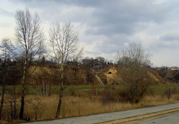 Skarpa z grotami
Widok z Sobótki.
