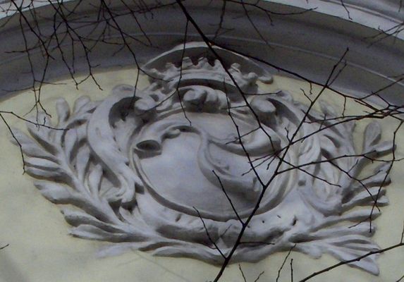 Herb Trąby na "Domu pod Trąbami"
Herb Radziwiłłów umieszczony na szczycie najstarszej, płockiej kamienicy, podobno zwanej niegdyś "zameczkiem Radziwiłła", później rezydencja kanonikow kapituły katedralnej, stąd nad herbową koroną umieszczono kapelusz kanonicki.
