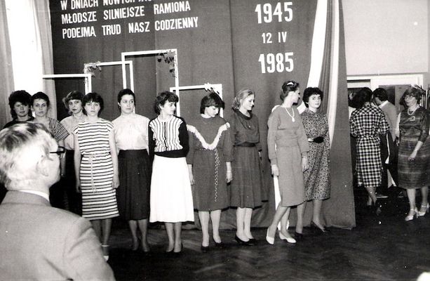 Przydział budynku na szkołę.
Zezwolenie na zajęcie budynku przy ul. Sienkiewicza 26 przez Państwową Szkołę Zawodową Żeńską (Igiełki)
Słowa kluczowe: igiełki