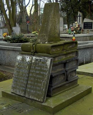 Kamienne księgi
Nagrobek Franciszka Korwin Kochanowskiego na starym cmentarzu.
