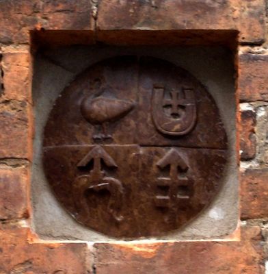 Kartusz herbowy biskupa Piotra Dunin Wolskiego
Pierwotnie kartusz ten zwieńczał renesansowy pomnik grobowy biskupa (w południowej nawie katedry),  w 1782 r. tarczę herbową strącono, gdy nad  pomnik biskupa wmurowano pomnik kanonika Stanisława Wolskiego. W czasie przebudowy katedry na początku XX w. tarczę z herbami odnaleziono i wbudowano w  zewnętrzną, południową ścianę muzeum diecezjalnego. Herby na kartuszu to: Łabędź - ojczysty (ojca), Jastrzębiec - babki macierzystej, Odrowąż - babki ojczystej, Lis - macierzysty (matki). 
Słowa kluczowe: Płock katedra biskup Wolski herb