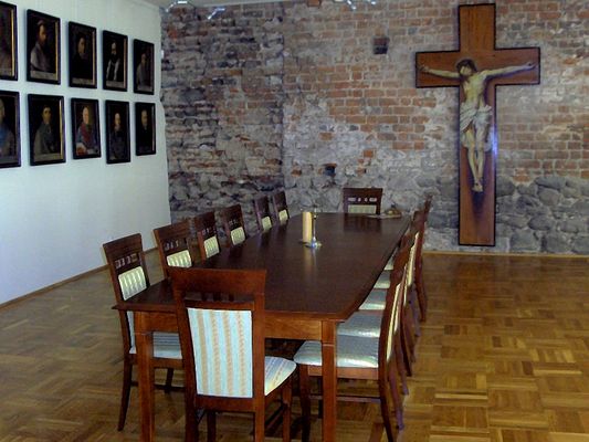 Muzeum Diecezjalne Płockie
Sala biskupów z odsłoniętą, zabytkową ścianą opactwa benedykryńskiego.
Słowa kluczowe: Płock muzeum diecezjalne