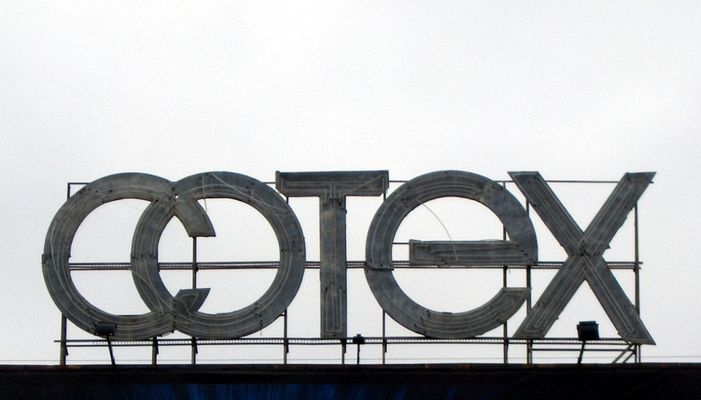 "Zabytkowy" neon
Neon sprzed 33 lat zachował się (już niedługo) na budynku produkcyjnym byłych Zakładów Przemysłu Dziewiarskiego w Płocku ul. Graniczna 46. Gdy świecił, były to peryferie miasta.
Słowa kluczowe: cotex