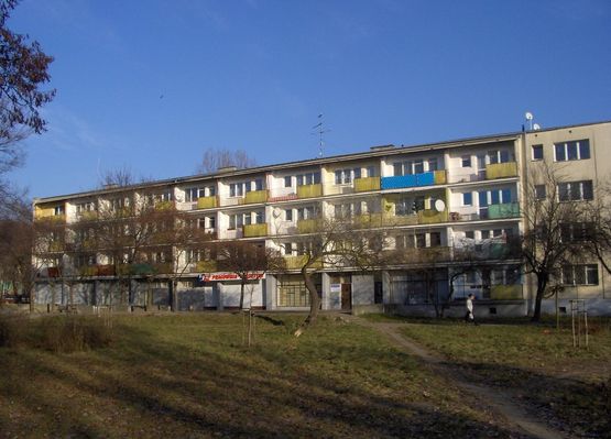 Os. Dobrzyńska
Blok z pawilonami handlowo-usługowymi tzw. "na rampie", zbudowany w l. 60-tych.
