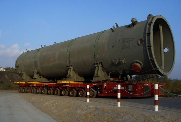 KOLOS
Reaktor dla Orlenu, ważący 500 ton, przygotowany do nocnego transportu.
Słowa kluczowe: Płock Orlen reaktor