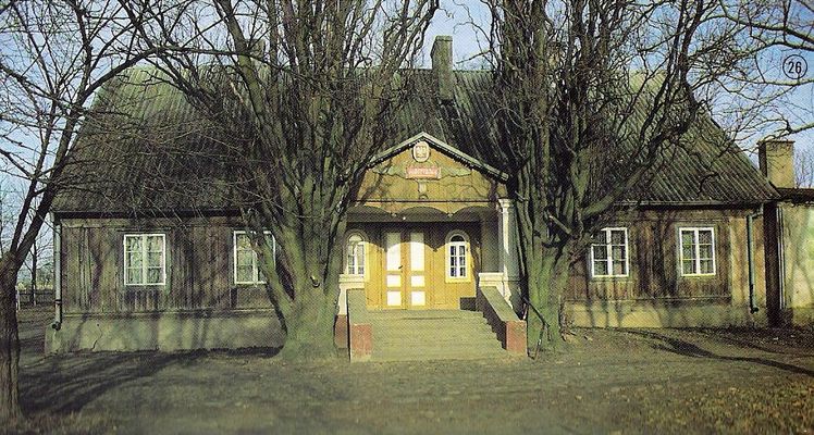 KARWOSIEKI - CHOLEWICE
Dwór z II połowy XIX wieku.
Słowa kluczowe: Karwosieki - Cholewice