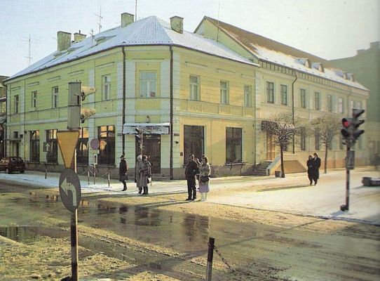 Płocki Bank Spółdzielczy 1993 r.
Narożna kamienica z końca XIX w. róg ulic: Tumskiej i Kolegialnej.
