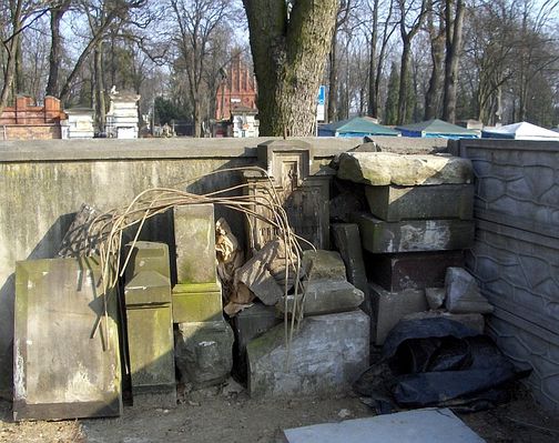 PŁOCKIE POWĄZKI
Składowisko nagrobków.

