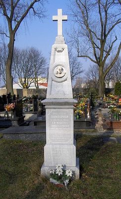 PŁOCKIE POWĄZKI
Nagrobek Marcina Skoniecznego, radcy guberni płockiej, kawalera orderów, zmarł w 1869 r.
