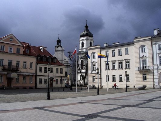 Stary Rynek w marcu
I słońce, i chmury, i wiatr.
Słowa kluczowe: Płock stary rynek