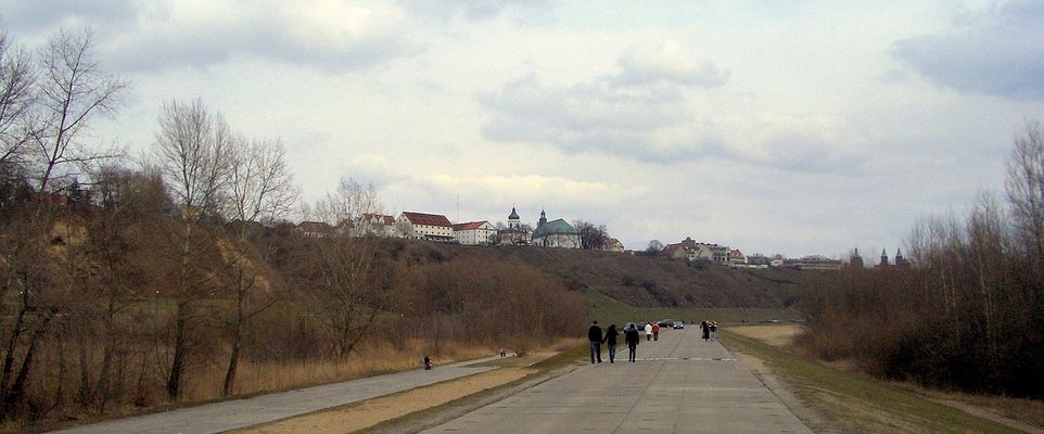 Stary Płock 
na wysokiej skarpie, widziany z Sobótki.
