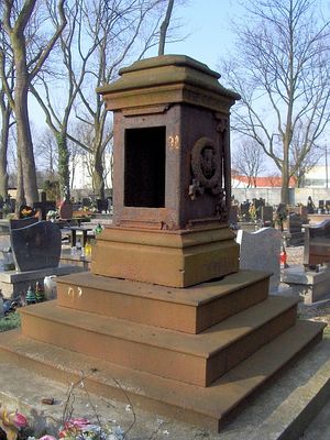 PŁOCKIE POWĄZKI
Pozostałości żeliwnego nagrobka.
