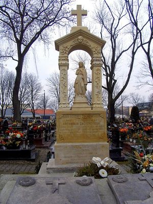 PŁOCKIE POWĄZKI
Odnowiony nagrobek rodziny Żochowskich.
