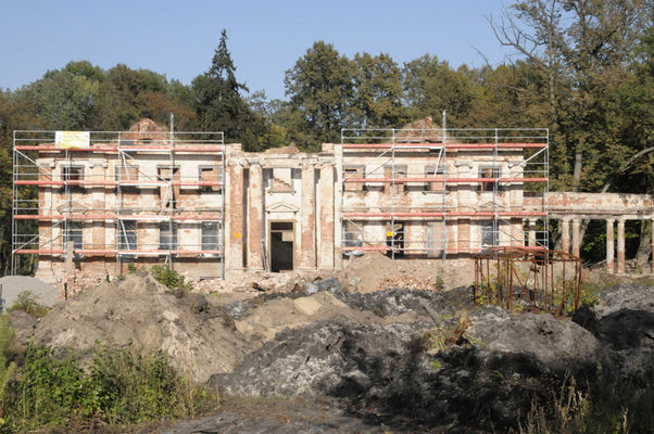 Remont pałacu w Studzieńcu
Pałac w Studzieńcu doczekał się nowego właściciela i remontu. Po remoncie ma być w nim posiadłość prywatna.  Strona frontowa od strony szosy.
Słowa kluczowe: remont pałac studzieniec