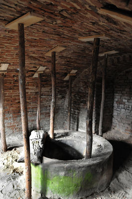 Remont pałacu w Studzieńcu
Pałac w Studzieńcu doczekał się nowego właściciela i remontu. Po remoncie ma być w nim posiadłość prywatna. Studnia w piwnicy, zwana też źródłem. Niestety jest zasypana, ale inwestor obiecał odkopać i uszlachetnić wodę.
Słowa kluczowe: remont pałac studzieniec